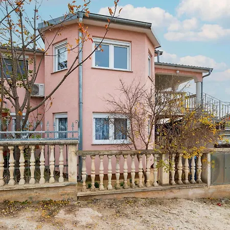Beautiful In With Kitchen Apartment *