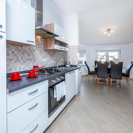 Apartment Beautiful In With Kitchen Pula