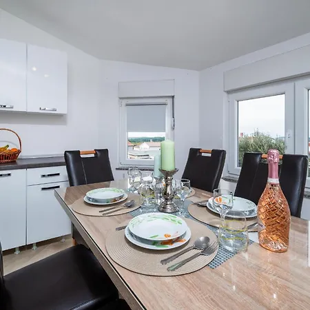 Beautiful In With Kitchen Pula