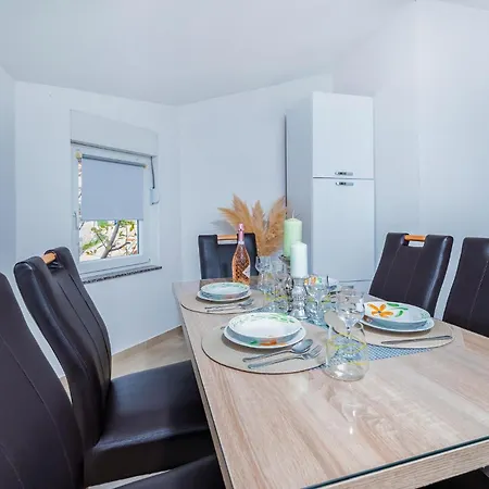 Beautiful In With Kitchen Pula